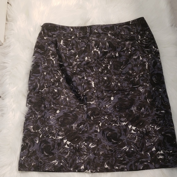 Ann Taylor loft dark floral pencil skirt. Size 6 - Picture 2 of 4